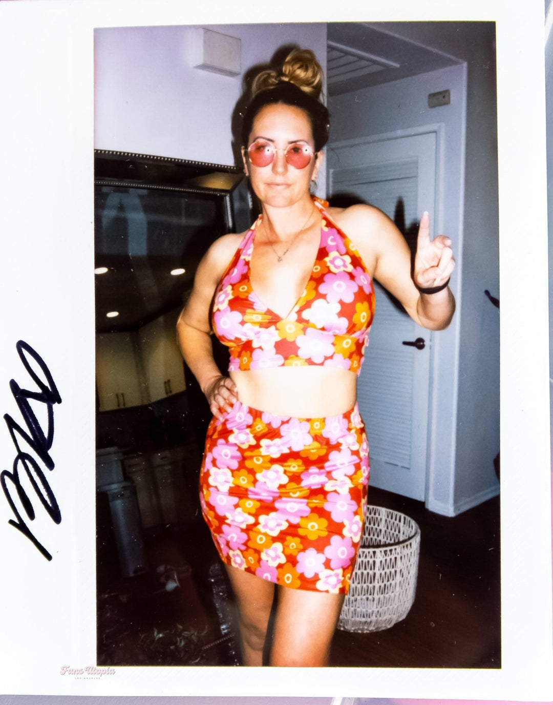 Brett Rossi Groovy Outfit + Signed Polaroid - FANS UTOPIA